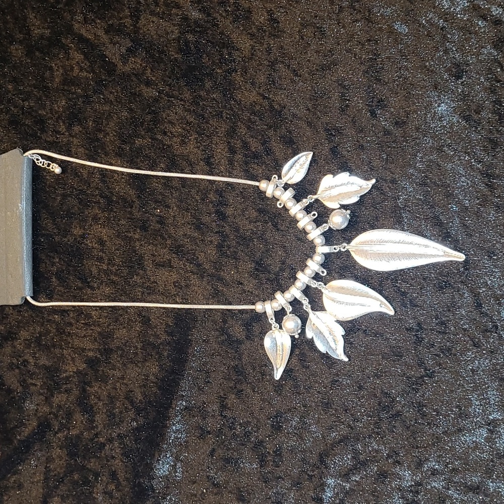 Sensational Silver Leaves Necklace, NWT